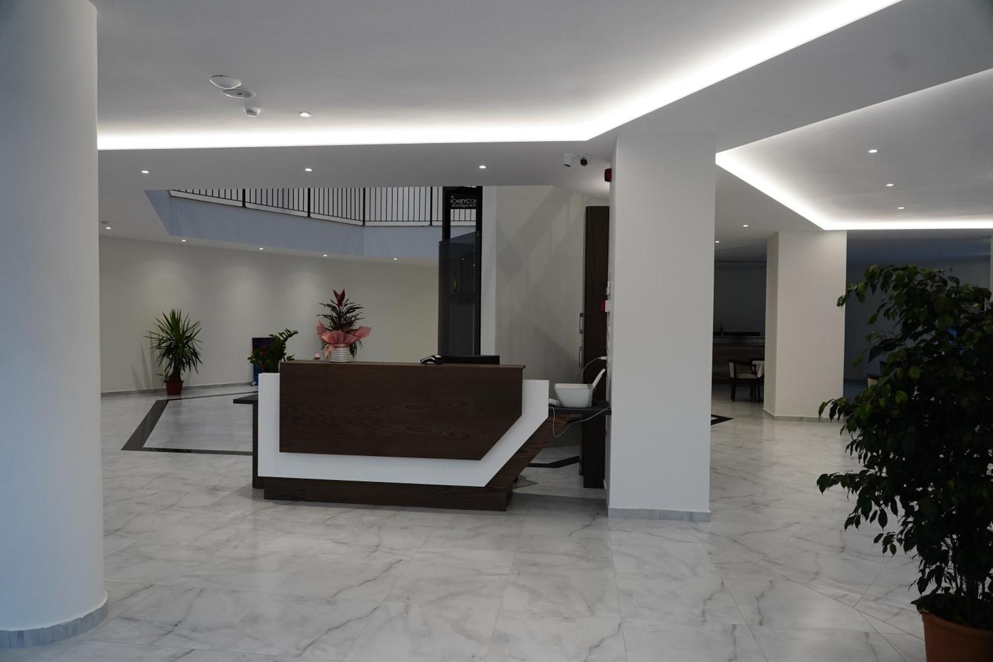 The Honeycomb Boutique Hotel Голем Екстериор снимка