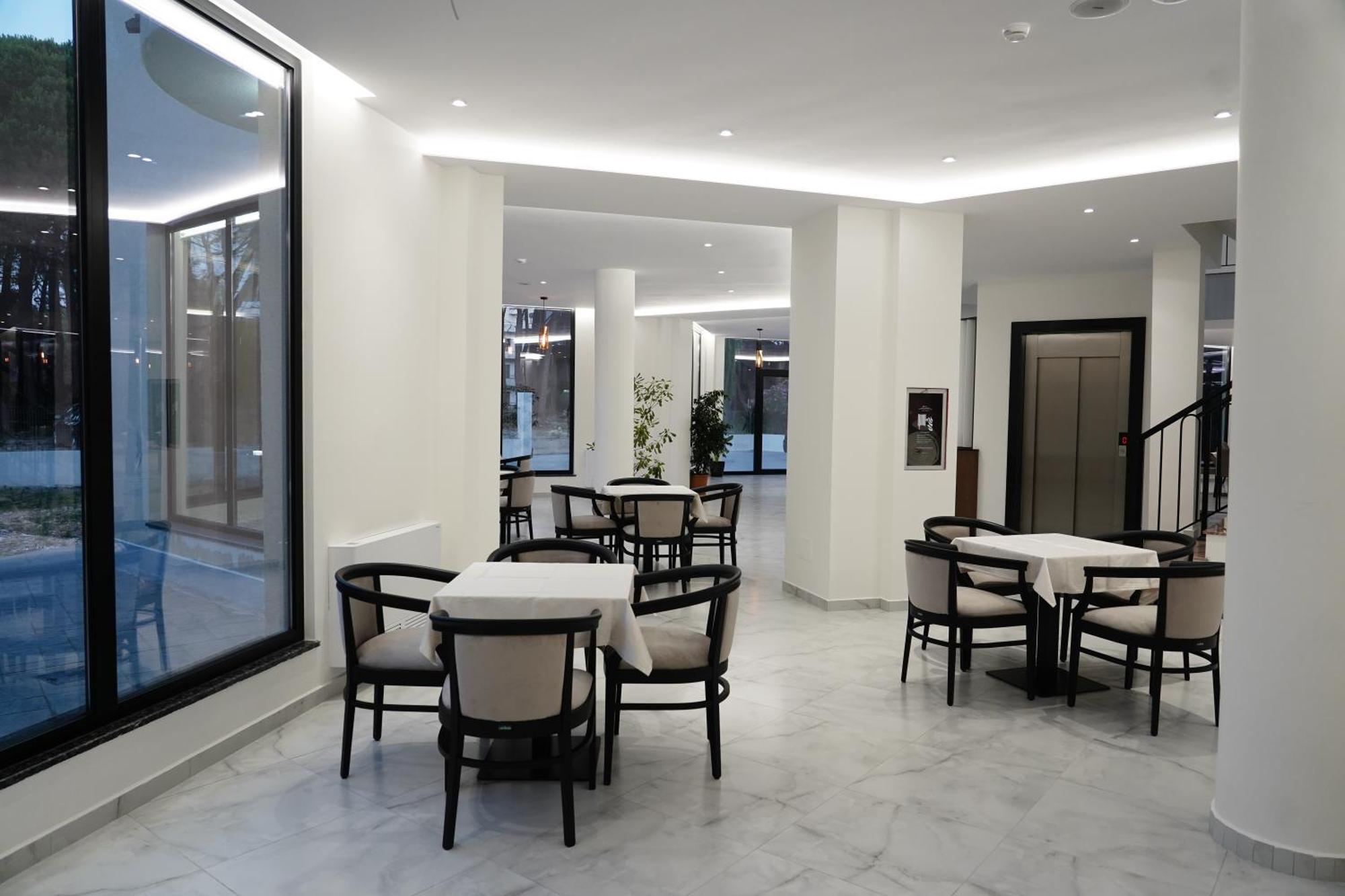 The Honeycomb Boutique Hotel Голем Екстериор снимка