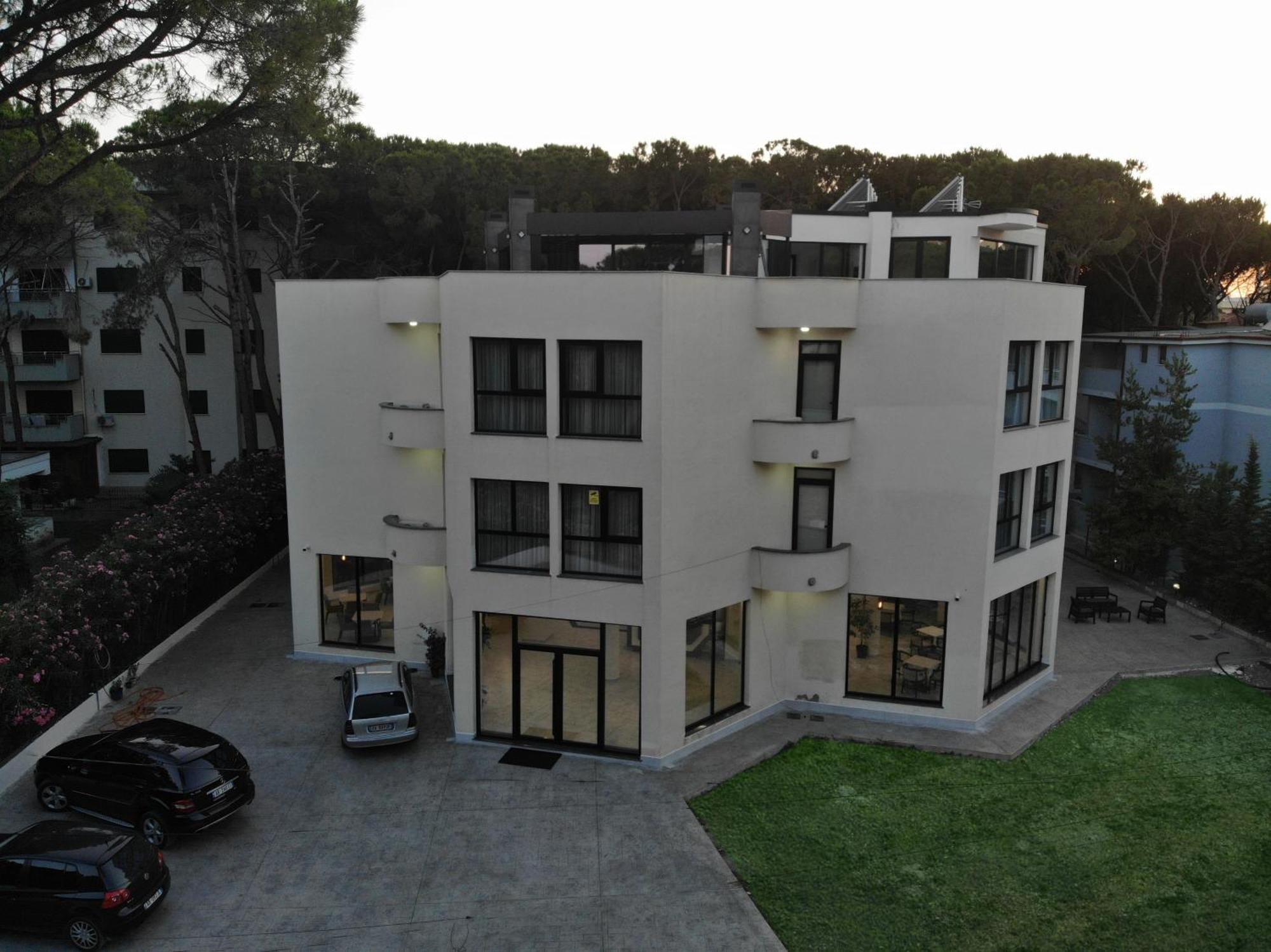 The Honeycomb Boutique Hotel Голем Екстериор снимка