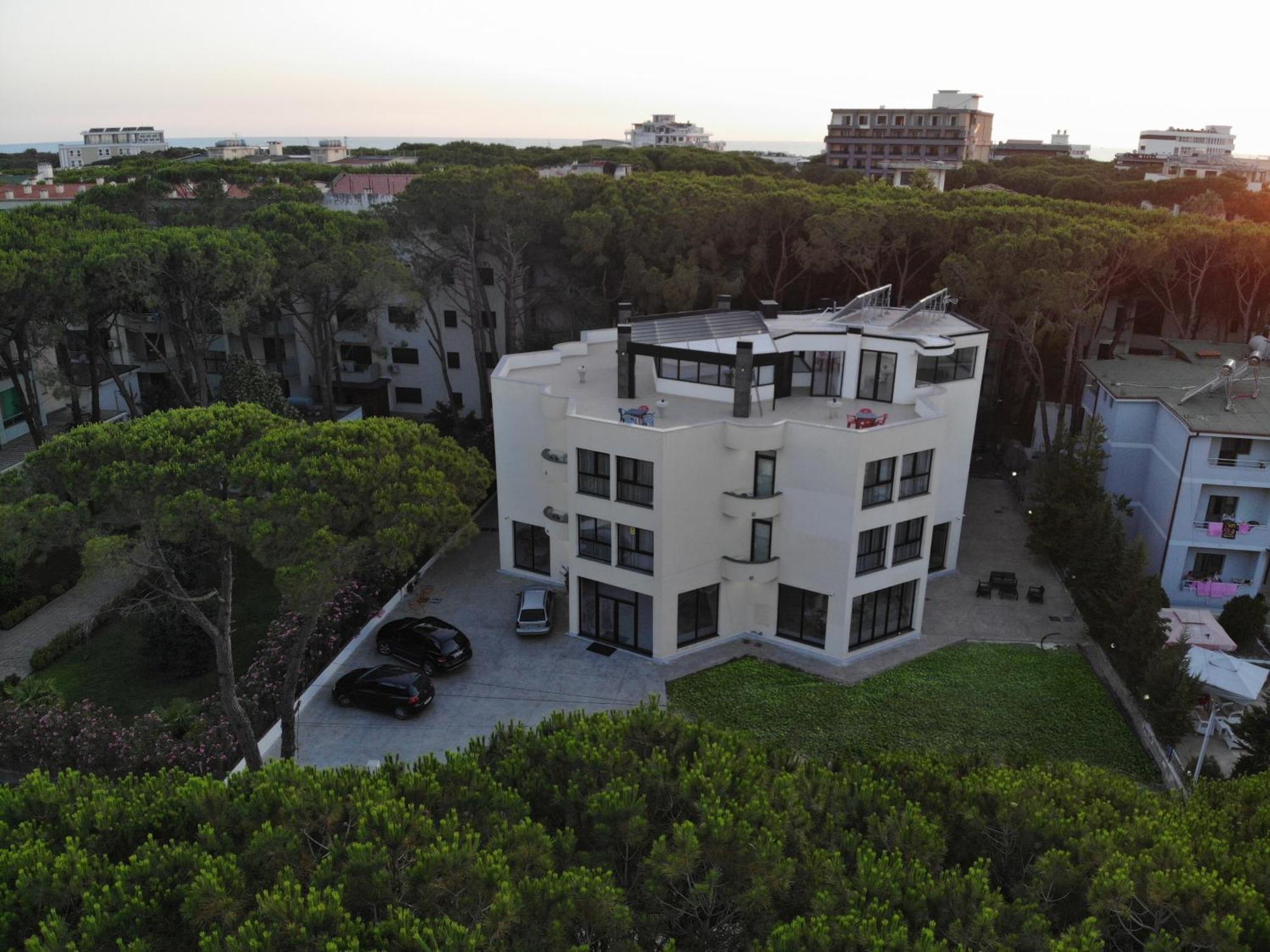 The Honeycomb Boutique Hotel Голем Екстериор снимка