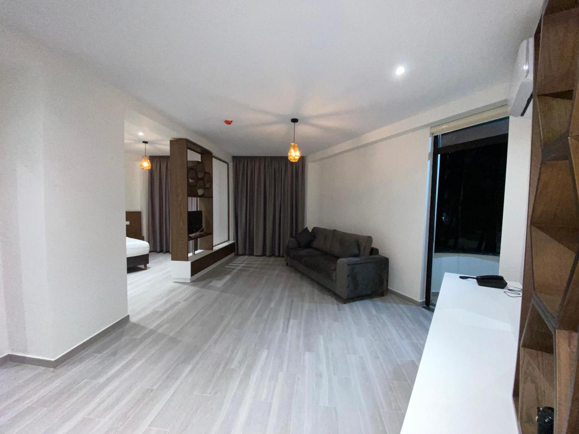 The Honeycomb Boutique Hotel Голем Екстериор снимка