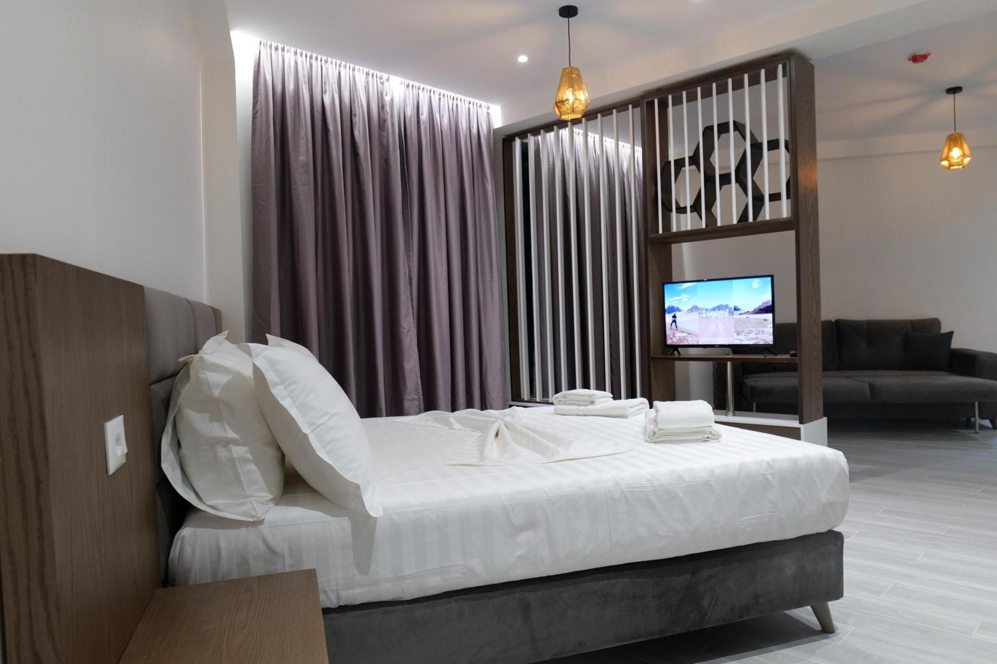 The Honeycomb Boutique Hotel Голем Екстериор снимка