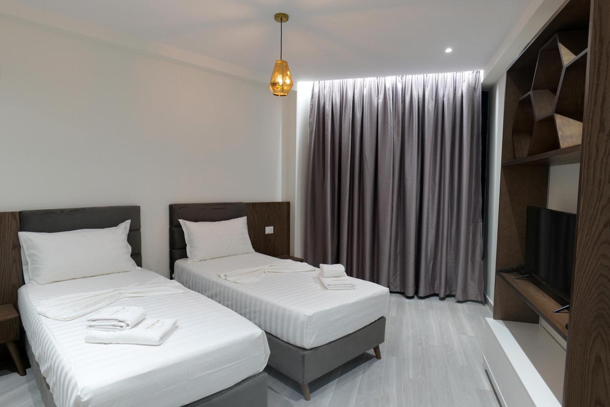 The Honeycomb Boutique Hotel Голем Екстериор снимка